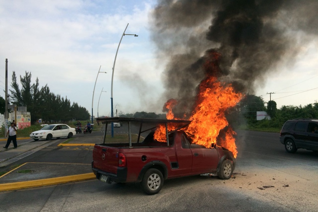 VIDEO Veracruz: ARDE en llamas camioneta en MeellínDeBravo. Noticias en tiempo real