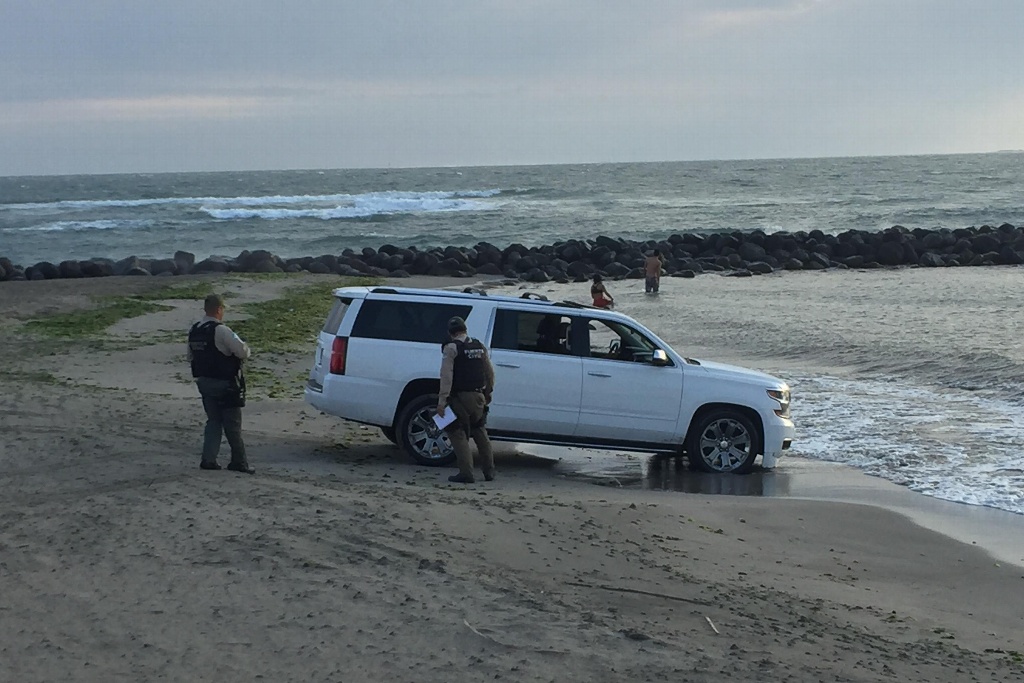 Veracruz: Casi se mete al mar de Playa Martí con todo y camioneta; por 