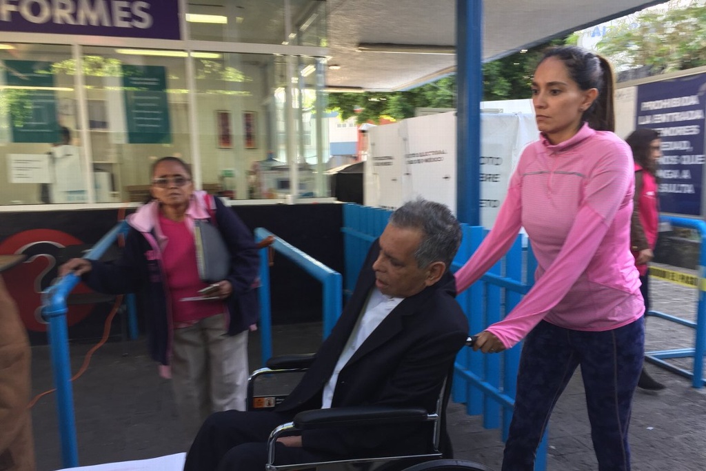 Ex Gobernador FidelHerrera acude a votar en silla de ruedas y lo corren con insultos. Noticias en tiempo real